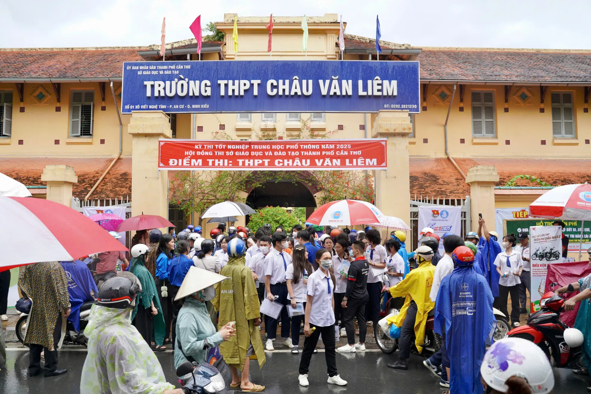 Tình nguyện viên dầm mưa hỗ trợ thí sinh ảnh 8