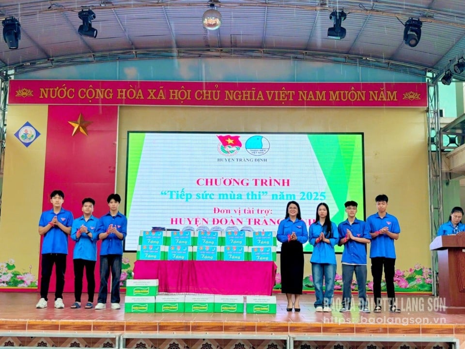 តំណាងសម្ព័ន្ធយុវជនស្រុក Trang Dinh ប្រគល់អំណោយឧបត្ថម្ភដល់មណ្ឌលប្រឡងវិទ្យាល័យ Trang Dinh