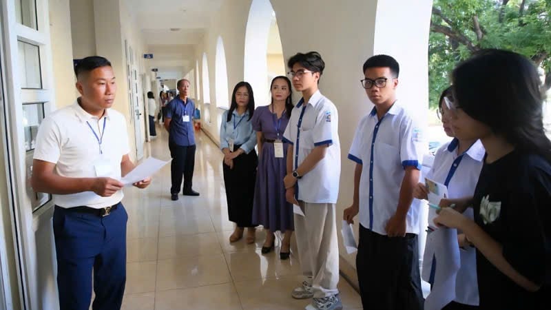 Các thí sinh làm thủ tục vào phòng thi.