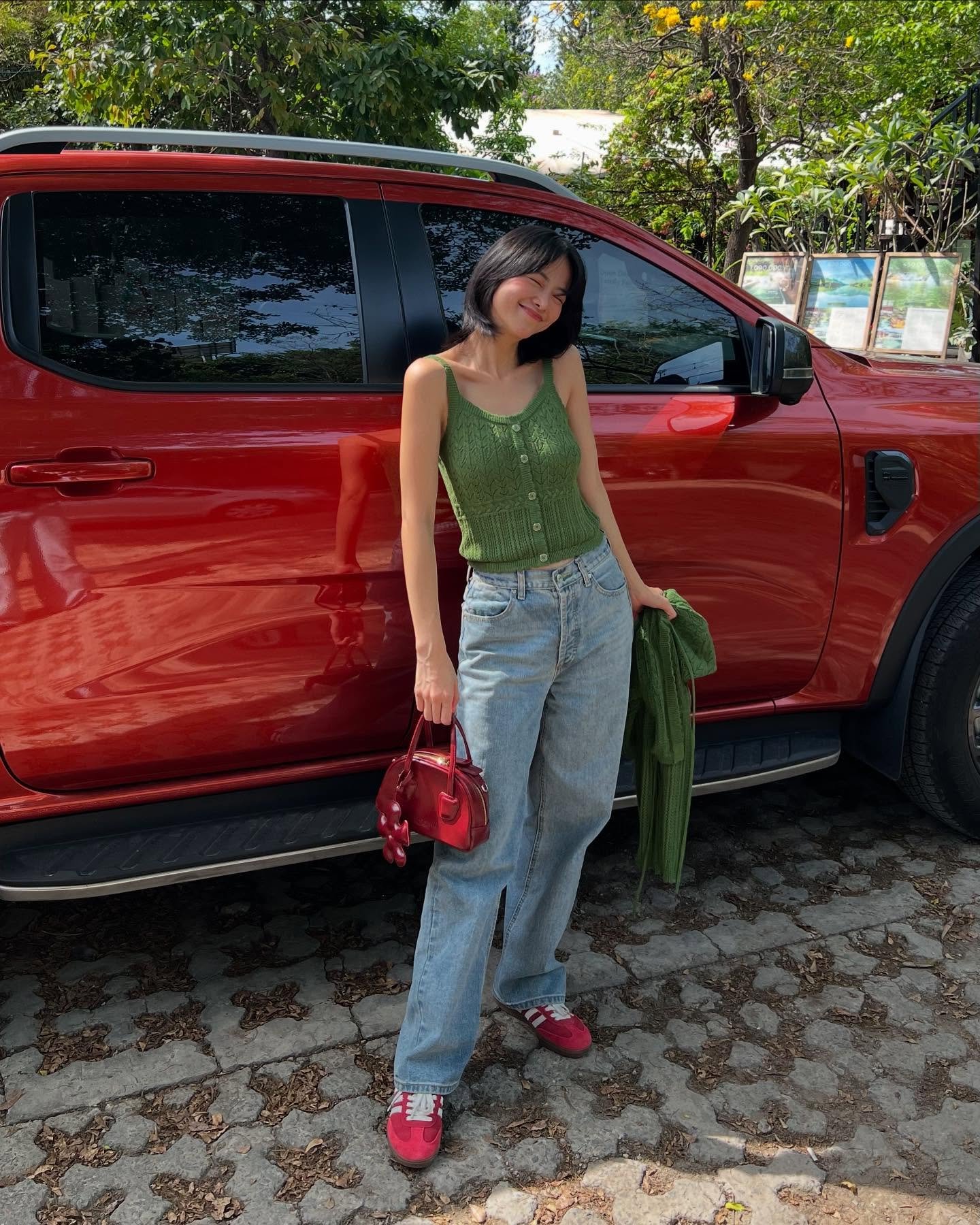 Quần jeans rất đơn giản nhưng sao Việt lại khéo mặc theo 10 cách long lanh, sang chảnh- Ảnh 2.