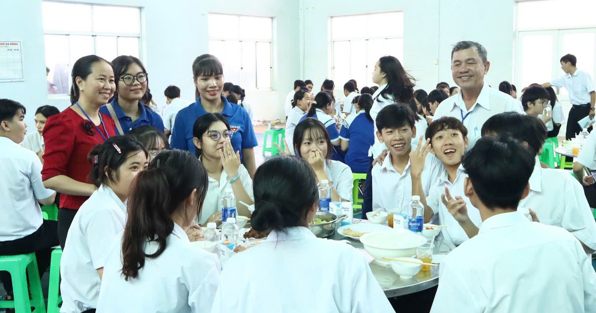Hàng trăm suất cơm miễn phí làm ấm lòng thí sinh thi tốt nghiệp THPT 2025