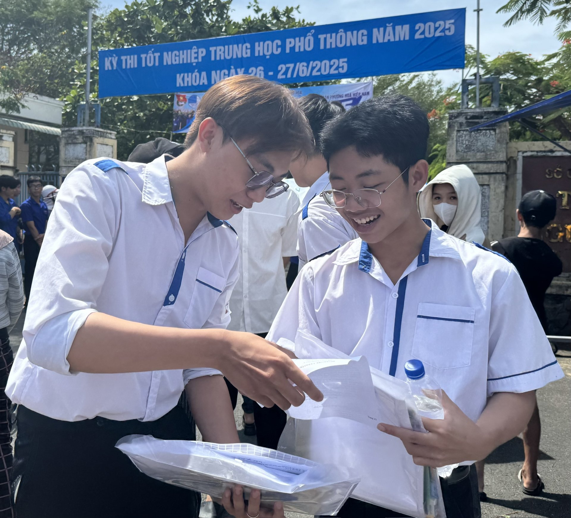 Los candidatos en el centro de exámenes de la Escuela Secundaria Nguyen Van Linh (ciudad de Dong Hoa) intercambiaron opiniones con entusiasmo tras completar la asignatura de Literatura. Foto: NHU THANH