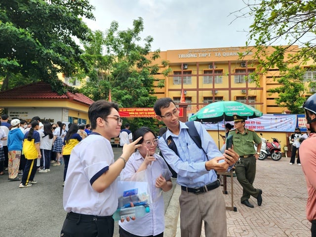Thí sinh 40 tuổi thi tốt nghiệp THPT: 'Tôi muốn con nhìn vào để cố gắng' - Ảnh 2.