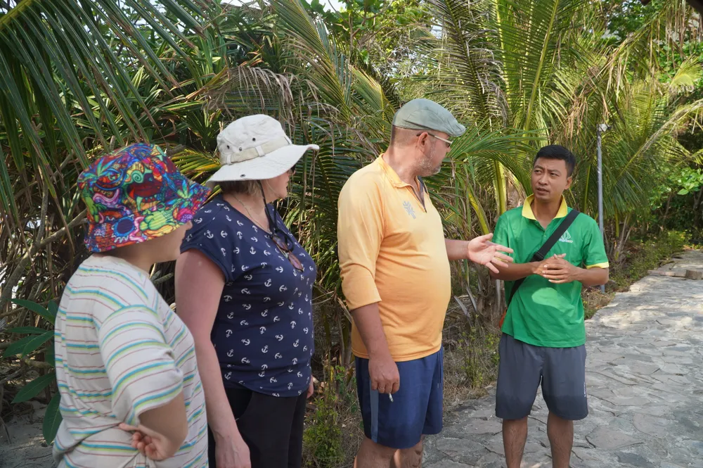 Les visiteurs internationaux visitent Hon Bay Canh, parc national de Con Dao