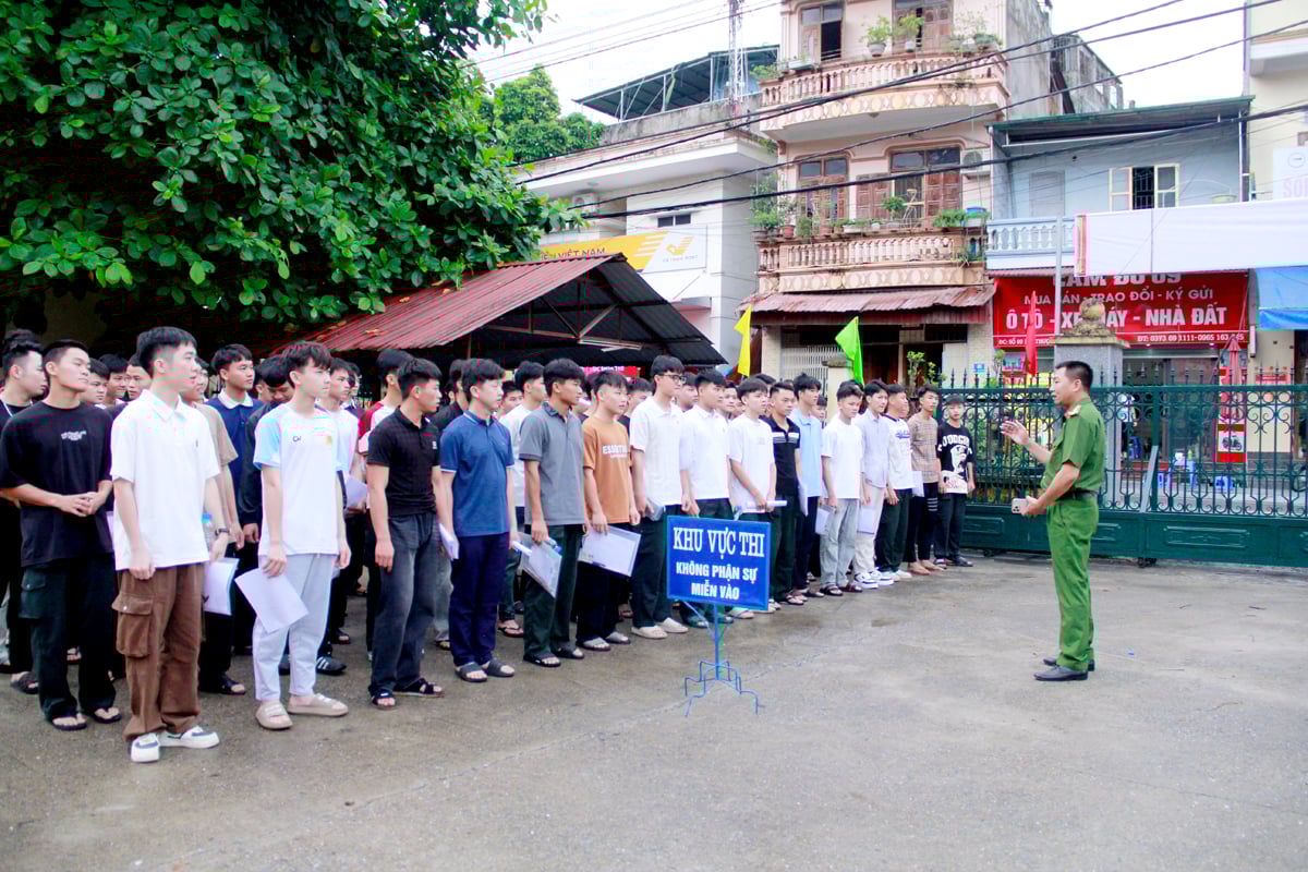 Đại diện Công an tỉnh động viên các thí sinh tự tin, bình tĩnh, làm bài thi tốt.
