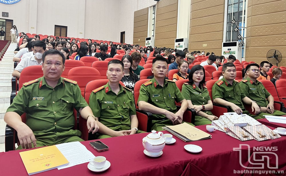 Các đại biểu tham dự.