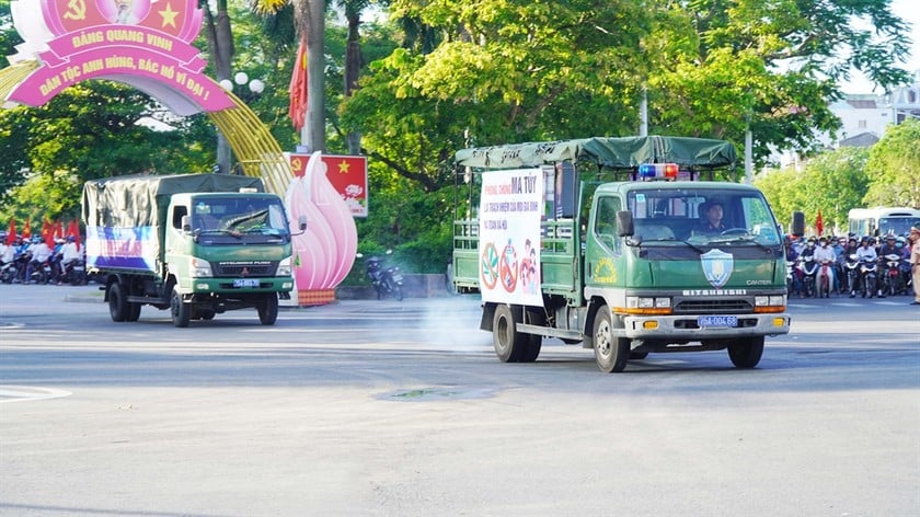 Ra quân diễu hành với thông điệp “Chung một quyết tâm - Vì cộng đồng không ma túy”.