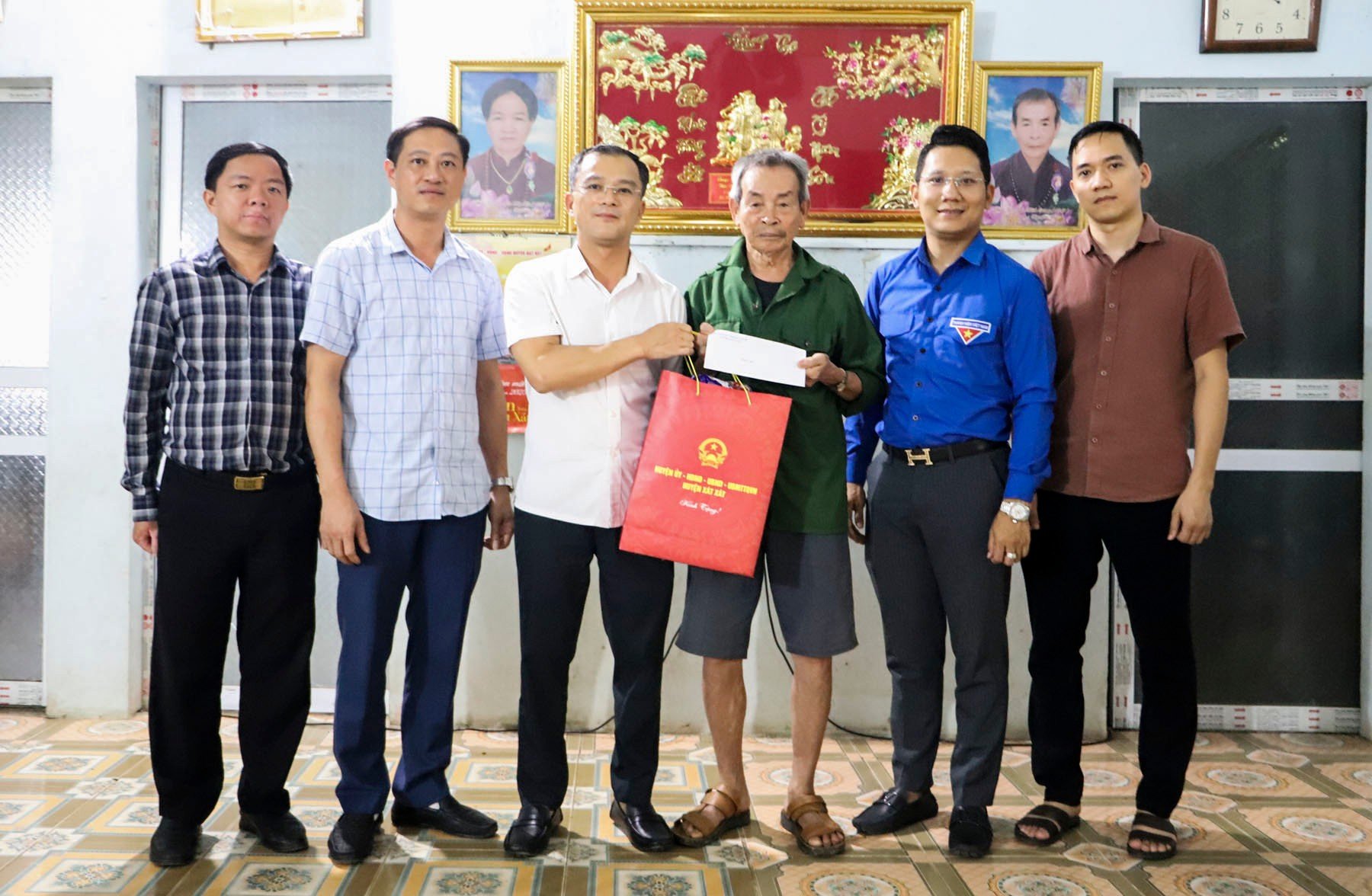 tang-qua-cho-ong-tran-bien-cuong-thon-bau-bang-xa-coc-my.jpg