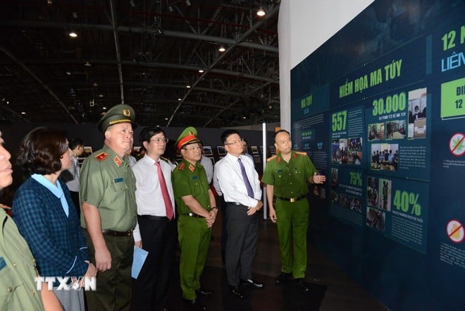 Vizepremierminister Le Thanh Long und Delegierte besuchten den Ausstellungsbereich zu Aktivitäten zur Drogenprävention und -kontrolle.