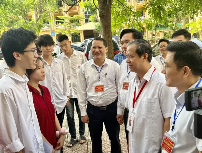 សិស្សជិត 1.15 លាននាក់ឆ្លងផុតការប្រឡងចក្រពត្តិ៖ សំណួរប្រឡងផ្ទាល់ ការដោះស្រាយសំណួរអក្សរសាស្ត្រ រូបថតទី 1