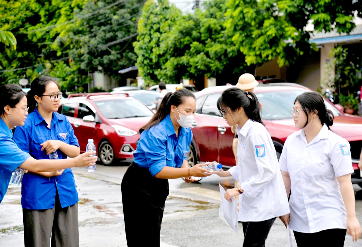 Thanh niên tình nguyện Tiếp sức mùa thi tại điểm thi Trường THPT Chuyên Hà Giang (Ảnh: MỘC LAN)