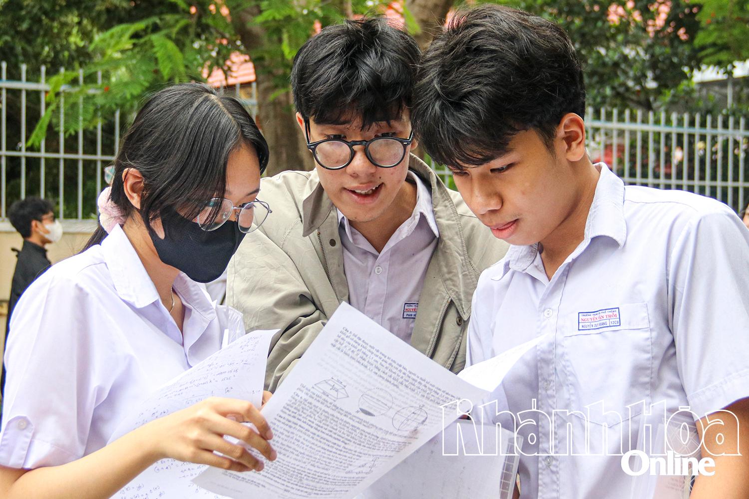 Thí sinh trao đổi sau buổi thi môn Toán. Ảnh: Châu Tường

