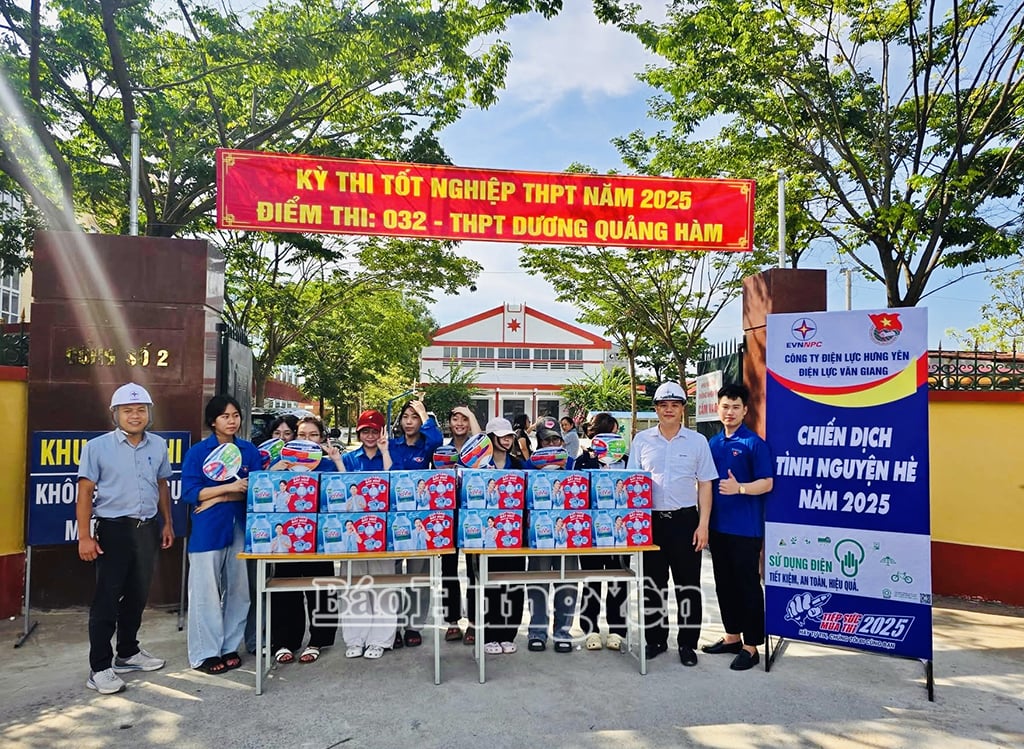 Tình nguyện viên có mặt từ sớm tại điểm thi THPT Dương Quảng Hàm (Văn Giang) để tiếp sức cho các sĩ tử