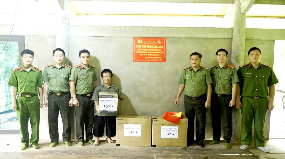 ตำรวจภูธรจังหวัดทำพิธีเปิดบ้าน ส่งมอบบ้าน และมอบของขวัญแก่ครอบครัวนายฮวง ซวน นี บ้านนามเคออง ตำบลนาชี (ซินหมาน)