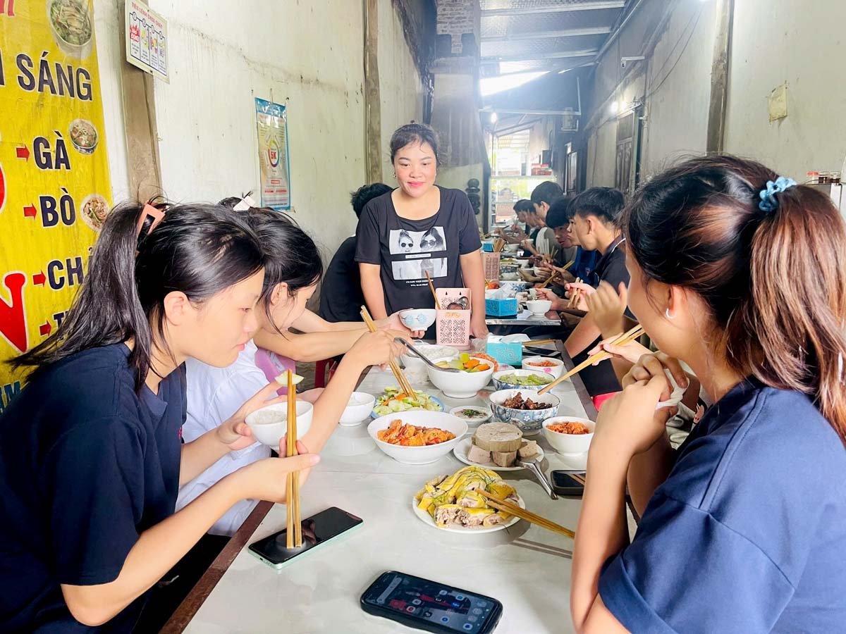 Người dân nấu các bữa cơm miễn phí cho thí sinh thi tại điểm thi Trường THPT Thị trấn Việt Lâm, Vị Xuyên (ảnh: THU BIÊN).