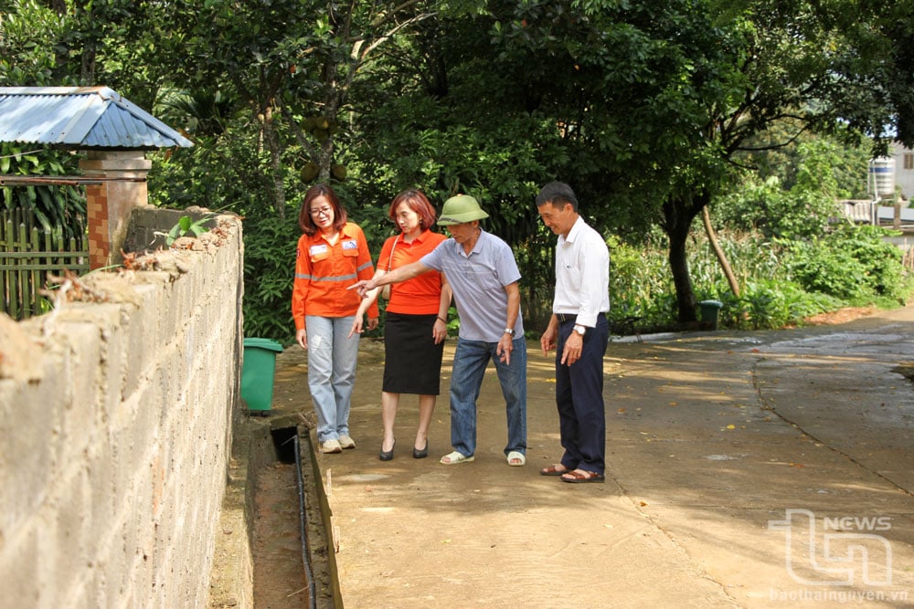 ចុះ​ពិនិត្យ​ប្រឡាយ​លូ​នៅ​ភូមិ​ឃួន​លិញ ឃុំ​ហាធឿង។