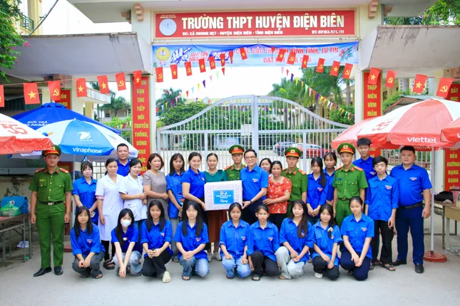 Xe ôm thanh niên Điện Biên, Sơn La đưa đón thí sinh thi tốt nghiệp THPT 2025 ảnh 1