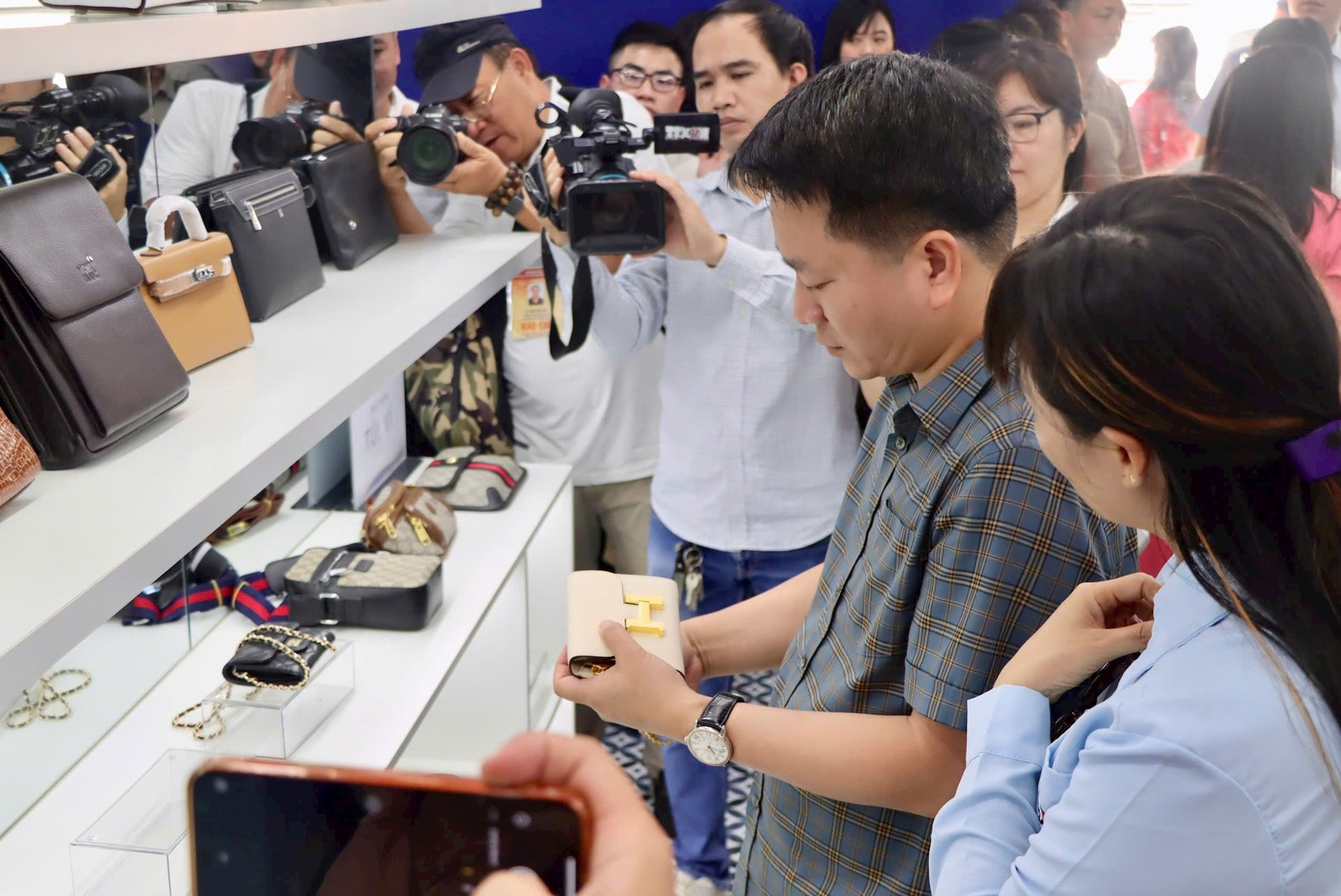 Đại diện Cục Cục Quản lý và Phát triển thị trường trong nước chia sẻ cách nhận biết hàng giả, hàng nhái
