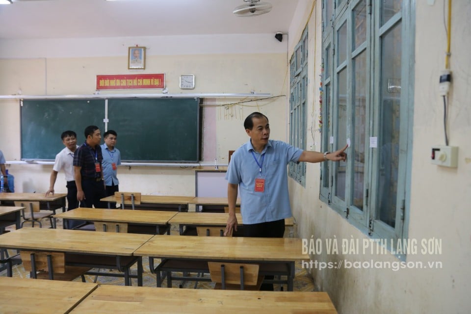 គណៈ​កម្មាធិការ​ដឹកនាំ​ប្រឡង​ថ្នាក់​ខេត្ត ចុះ​ពិនិត្យ​បន្ទប់​ប្រឡង​នៅ​មណ្ឌល​ប្រឡង​នៃ​វិទ្យាល័យ​ជីឡាង។