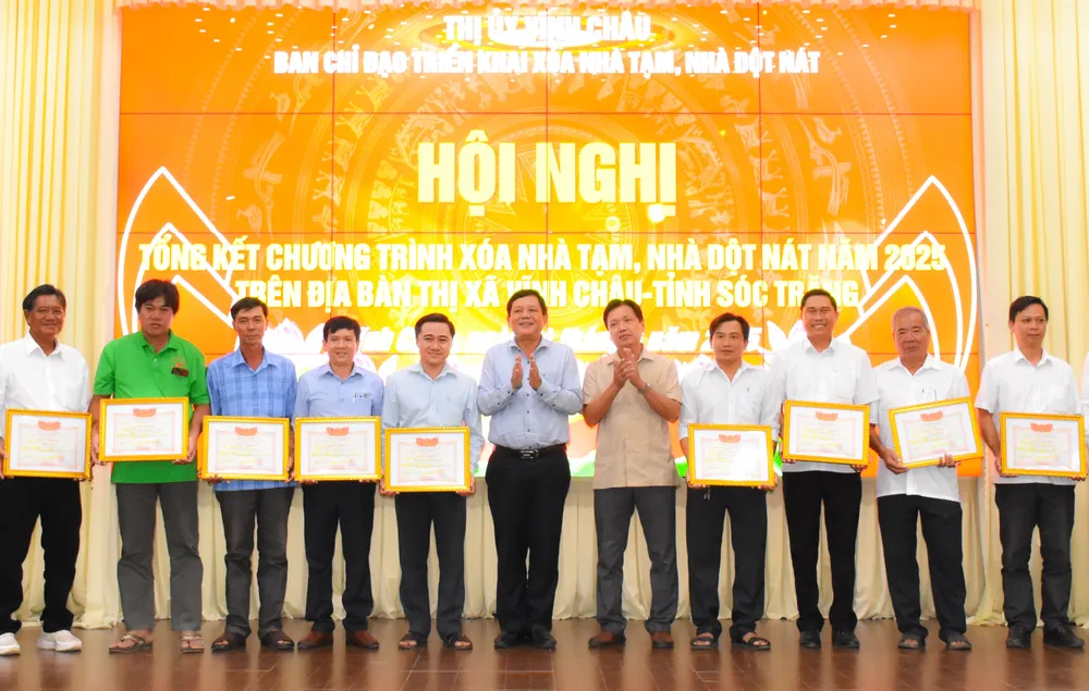 Rewarding collectives and individuals with outstanding achievements in implementing the program to eliminate temporary and dilapidated houses in 2025