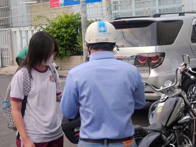 Kỳ thi THPT 2025: Thí sinh đến sớm dự thi ngữ văn, đón xem gợi ý giải đề- Ảnh 1.