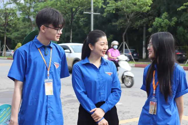 Xe ôm thanh niên Điện Biên, Sơn La đưa đón thí sinh thi tốt nghiệp THPT 2025 ảnh 3