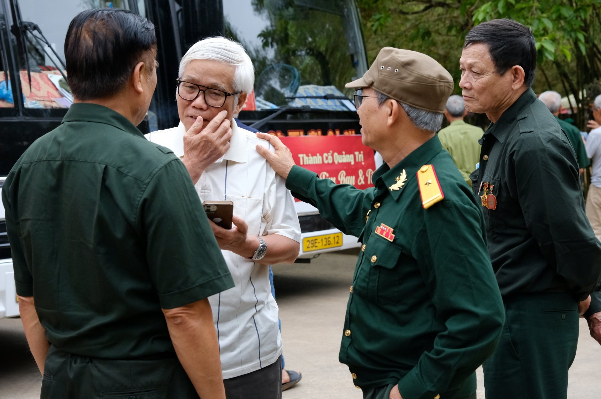 Nhiều cựu chiến binh xúc động khi được cùng đồng đội thăm lại chiến trường xưa