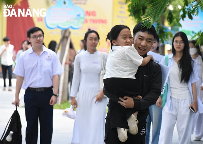 Em Đoàn Gia Khánh vui vẻ sau buổi thi tại Hội đồng thi Trường THCS Nguyễn Huệ.