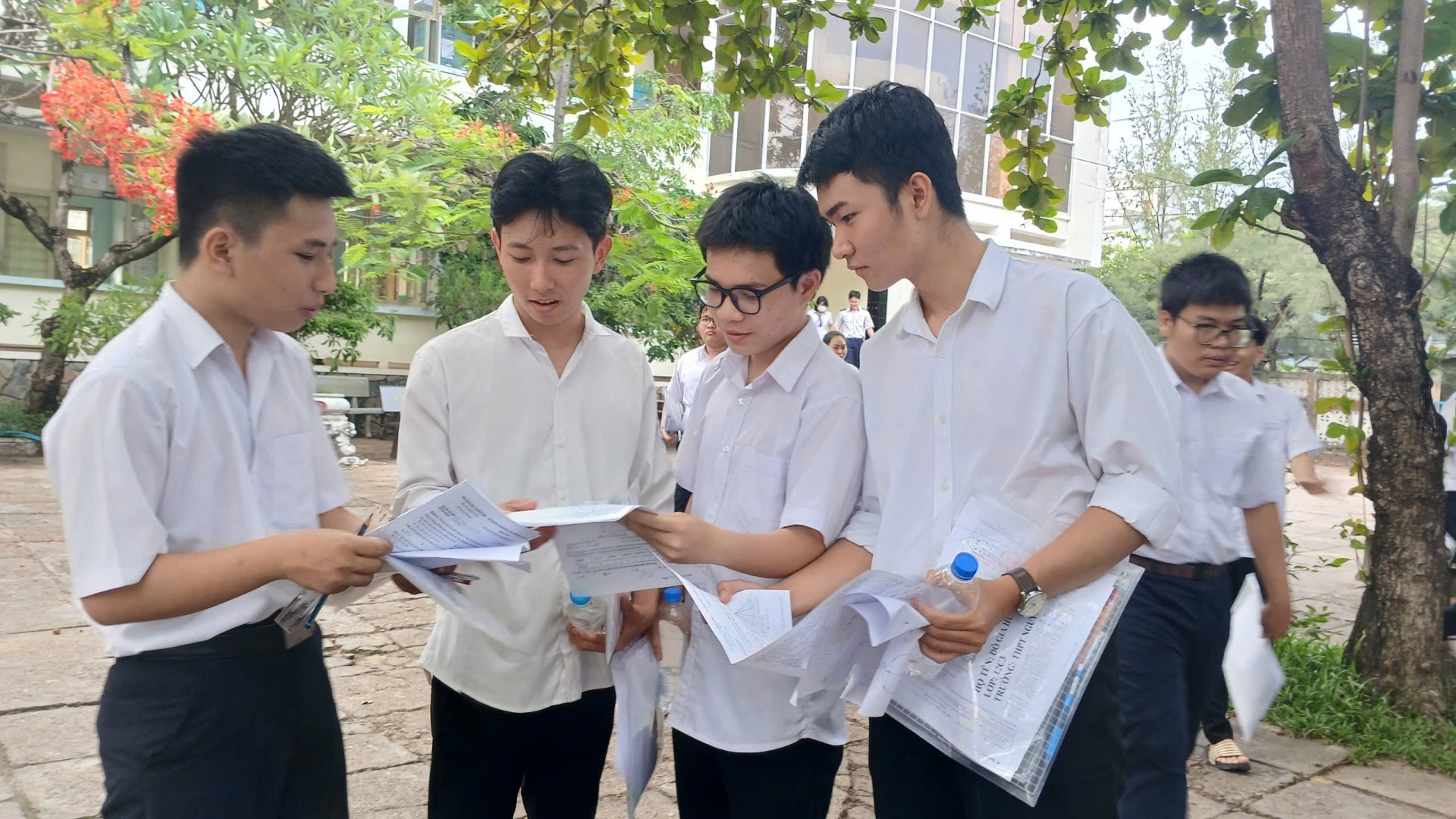 បេក្ខជន​ប្រឡង​នៅ​វិទ្យាល័យ​ហ្លួង​វ៉ាន់​ចាញ់ ដូរ​ក្រដាស​ប្រឡង​គណិតវិទ្យា ភាគ​ច្រើន​និយាយ​ថា ការ​ប្រឡង​មាន​កម្រិត​ខុស​គ្នា​ខ្ពស់ ធ្វើ​បាន​ល្អ​ក្នុង​វគ្គ I និង​វគ្គ II។ រូបថត៖ TRUNG HIEU  