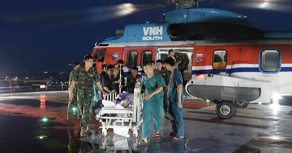 Ngư dân thủng tạng giữa biển khơi, được trực thăng đưa về đất liền cấp cứu