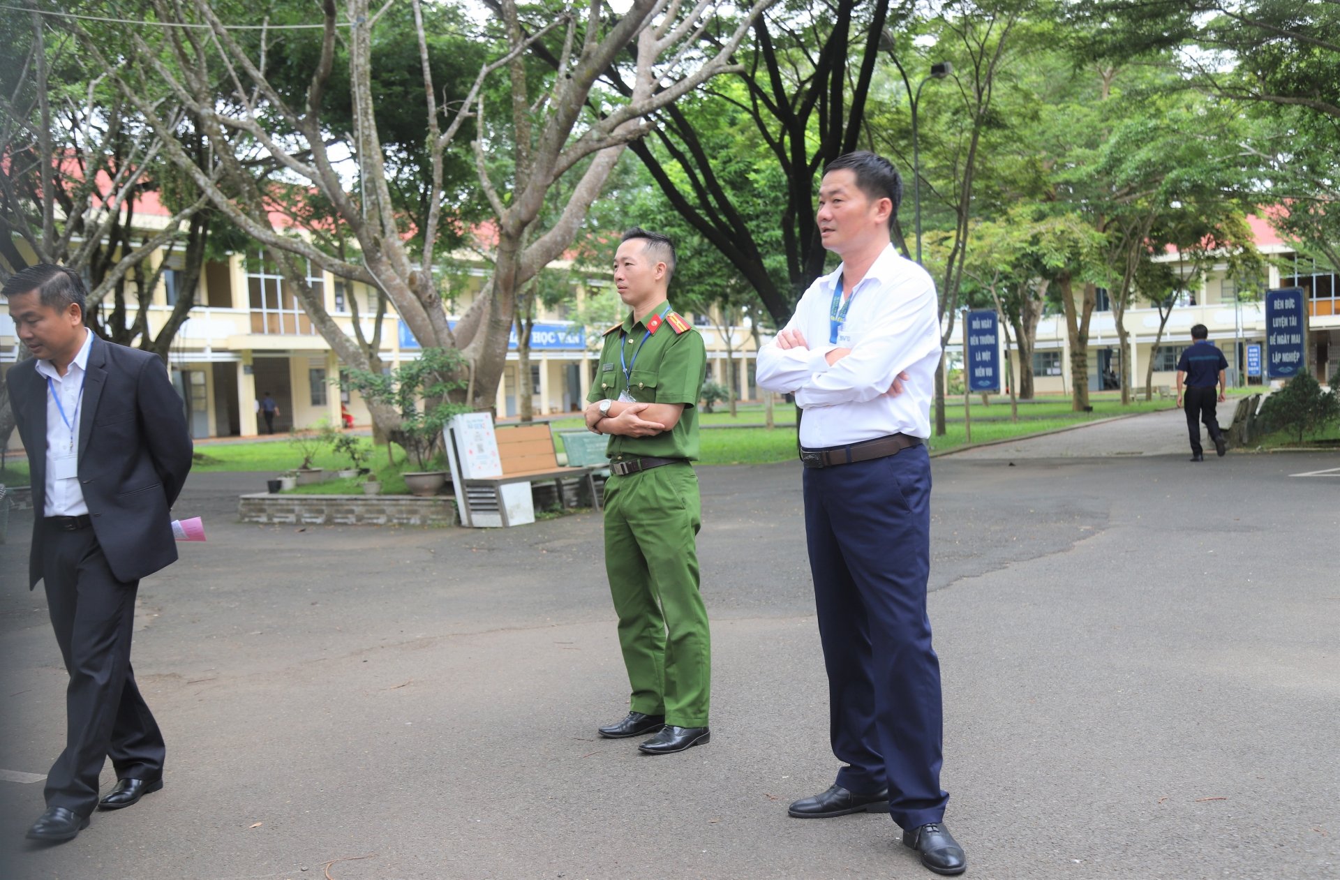 Đến giờ vào phòng thi, nhưng  vẫn còn thiếu 1 thí sinh khiến cán bộ Hội đồng làm nhiệm vụ coi thi tại trường THPT Nguyễn Du chờ đợi trong lo lắng
