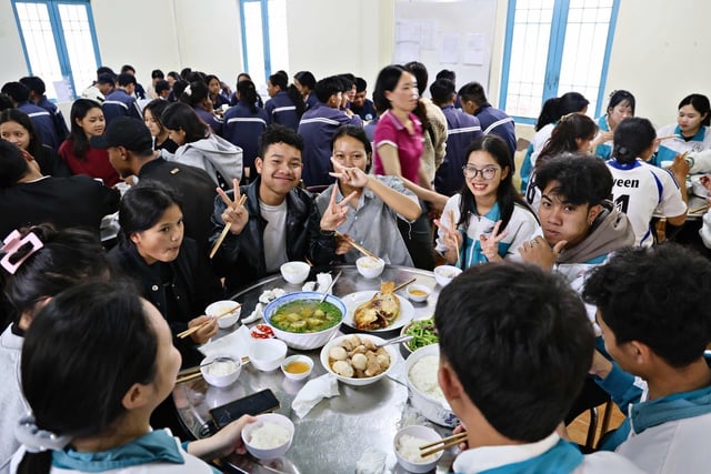 Một đểm thi ở Lâm Đồng phục vụ thí sinh ăn ngày 3 bữa- Ảnh 1.