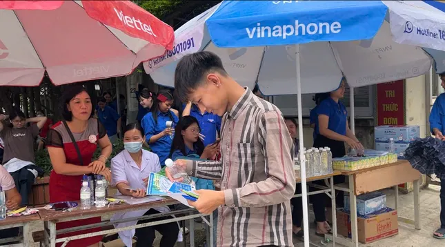 បេក្ខជនបញ្ចប់ការប្រលងអក្សរសាស្ត្រ សំណួរងាយៗ បេក្ខជនរំភើបរូបថត ៧