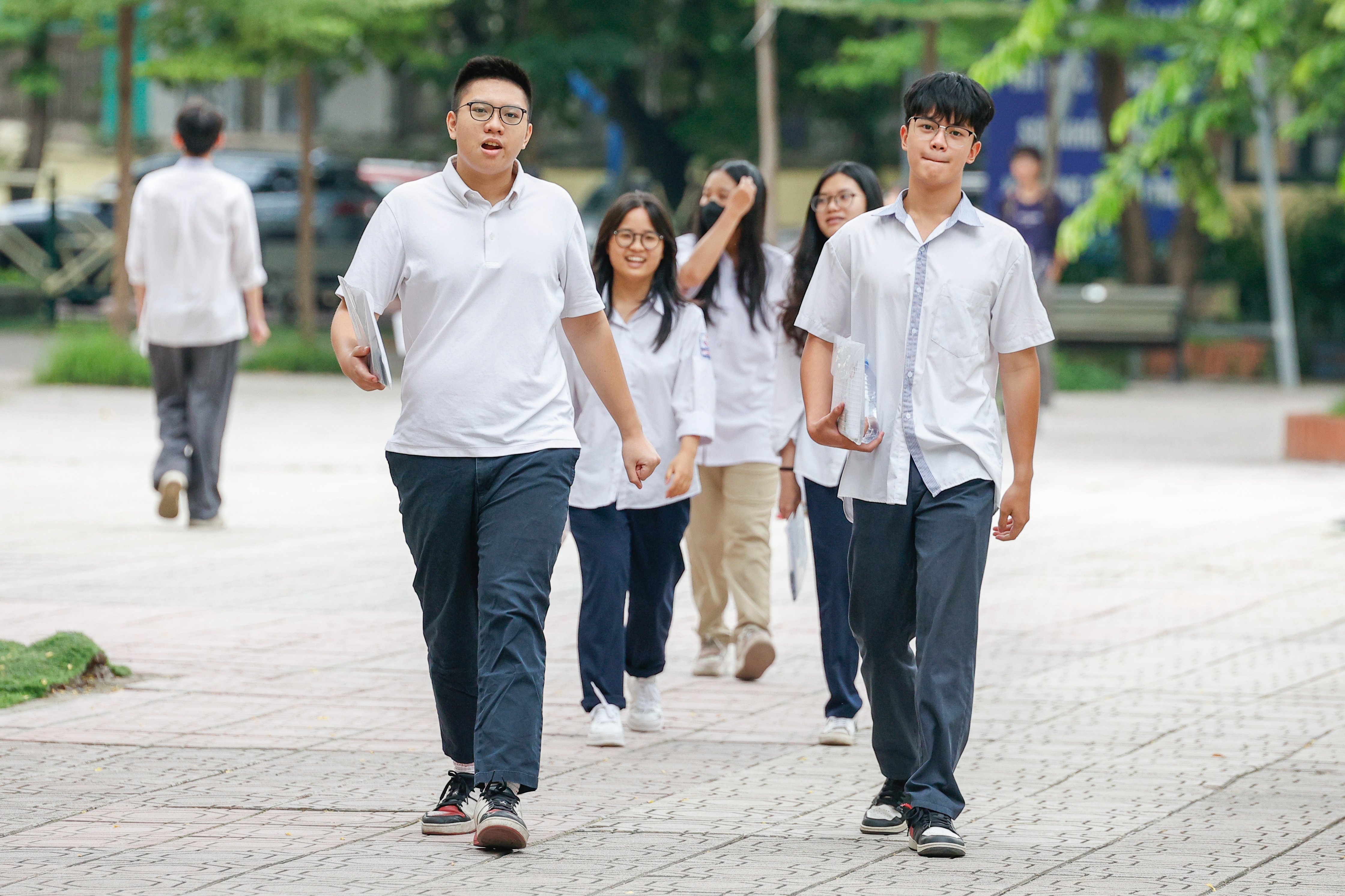 Kỳ thi tốt nghiệp THPT 2025: Thí sinh Hà Nội nhẹ nhõm sau buổi thi cuối - Ảnh 6.