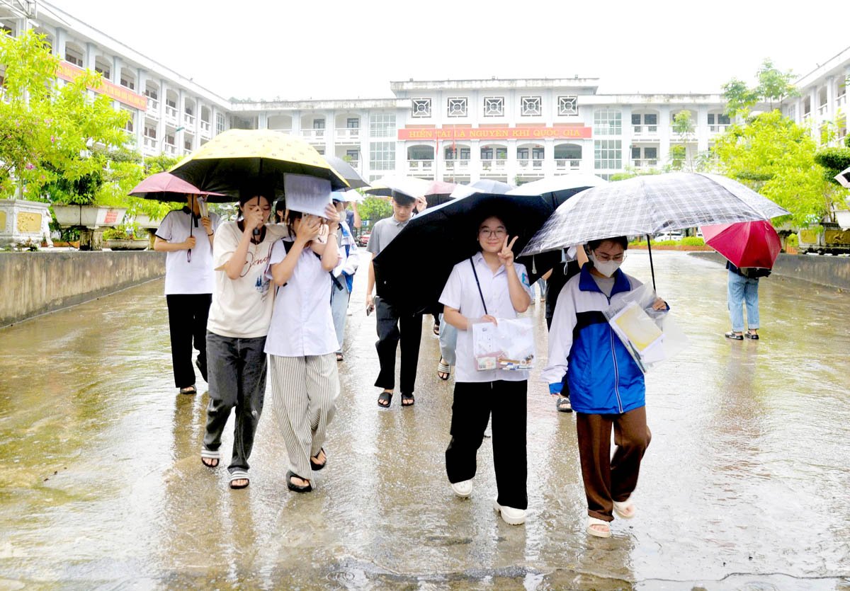 Candidates at the examination site of Ha Giang Specialized High School finished their elective exam in an excited mood. (Photo: Moc Lan)