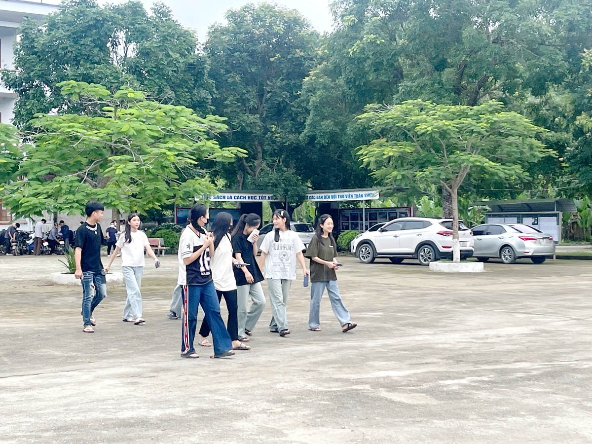 Candidates arrive at Quang Binh High School with a confident mindset. (Photo: Hong Nhung)