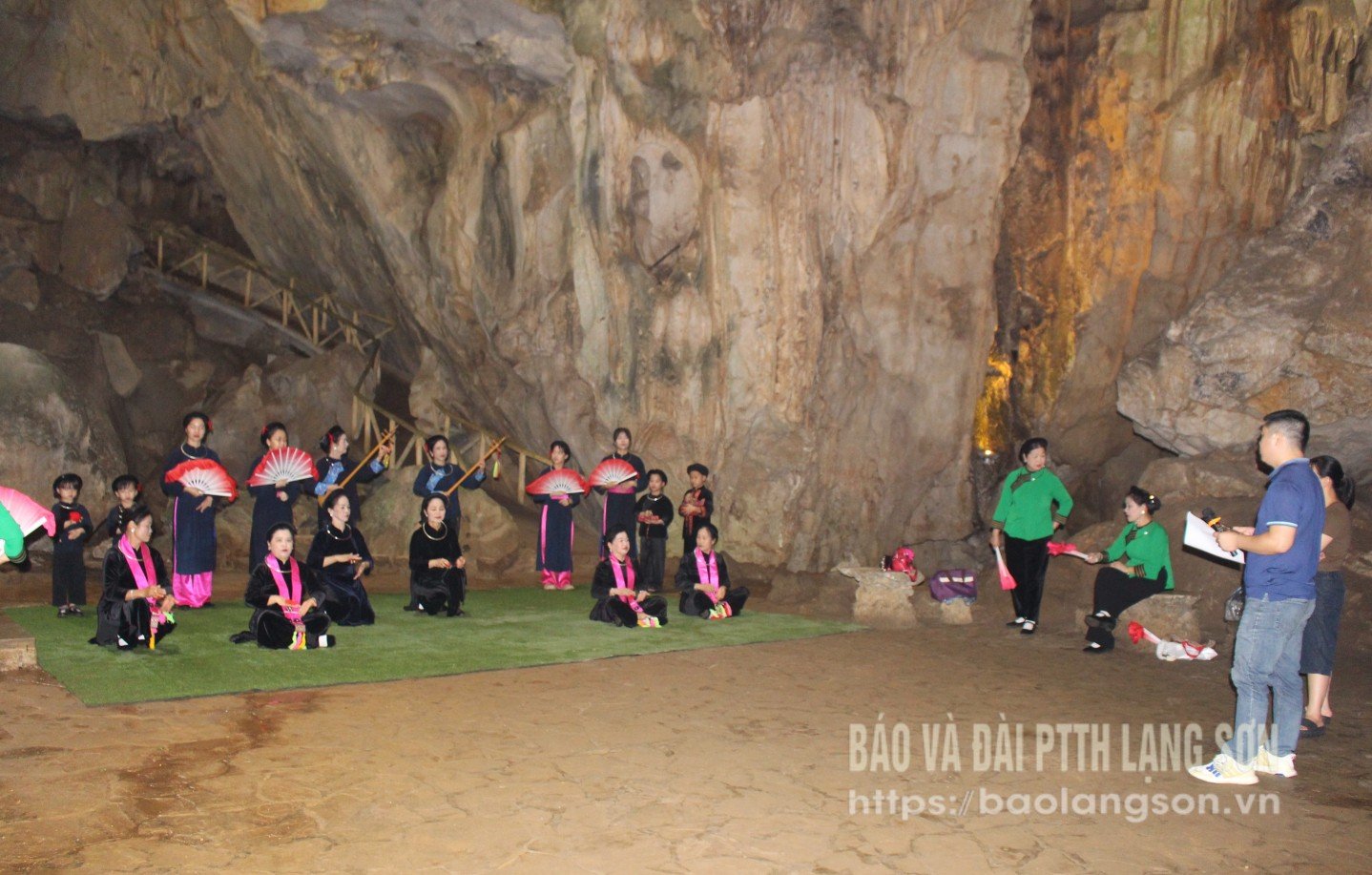 สมาชิกชมรมฝึกซ้อมเตรียมความพร้อมก่อนทำกิจกรรมศิลปะการแสดง ณ ถ้ำทามทานห์