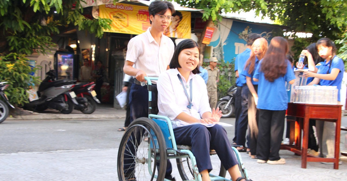Hình ảnh xúc động kỳ thi tốt nghiệp THPT 2025: Tình bạn đẹp bên chiếc xe lăn