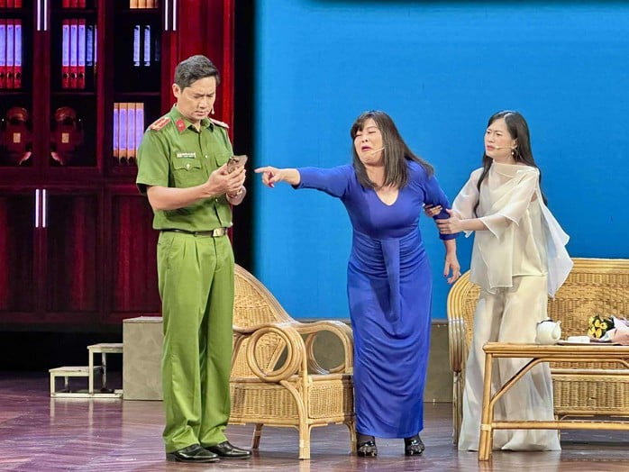 Lâm Vỹ Dạ, Minh Luân tạo ấn tượng manhj tại Hà Nội với vở "Một cuộc chiến khác" - Ảnh 4.