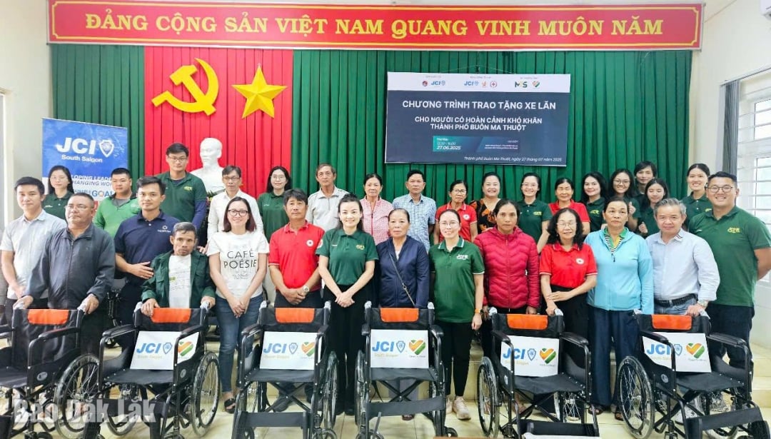 Ban Tổ chức trao xe lăn tặng thân nhân người khuyết tật trên địa bàn TP. Buôn Ma Thuột.
