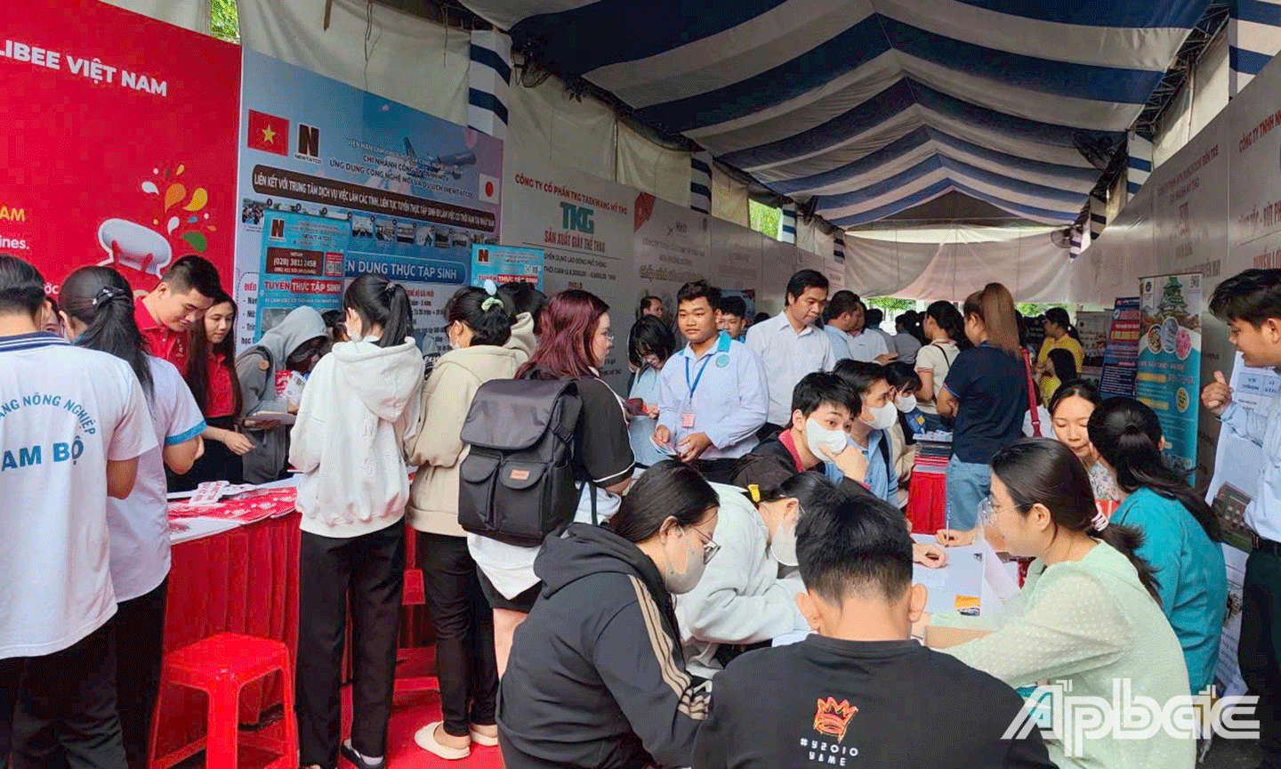 Das Tien Giang Employment Service Center organisiert die 1. Jobmesse im Jahr 2025.
