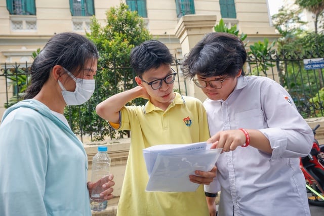Vì sao đề thi tiếng Anh 2025 bị phê phán là khó khăn cho thí sinh? - Ảnh 1.