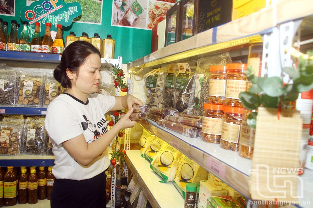 ហាងរបស់សហករណ៍កសិកម្ម Huyen Han នៅសង្កាត់ Tan Thinh (ទីក្រុង Thai Nguyen) កំពុងលក់ផលិតផលកសិកម្មធម្មតាប្រហែល 120 មុខរបស់ Bac Kan និង Thai Nguyen។