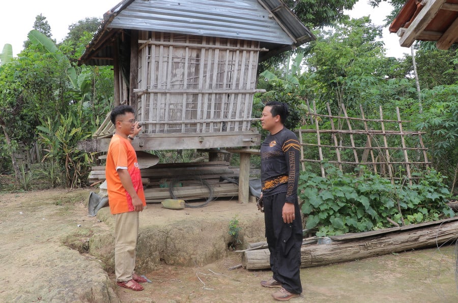 anh-hvinh-nut-bia-trai-o-lang-dak-asel-xa-son-lang-huyen-kbang-gioi-thieu-cho-khach-du-lich-ve-phong-tuc-dung-kho-dung-lua-cua-nguoi-bahnar-anh-ngoc-minh.jpg
