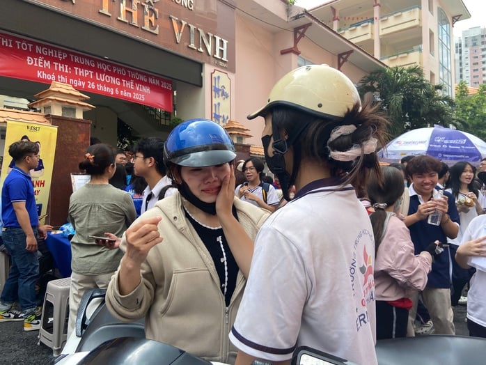 Sĩ tử cười tươi, phụ huynh bật khóc sau kỳ thi tốt nghiệp THPT 2025 - Ảnh 3.