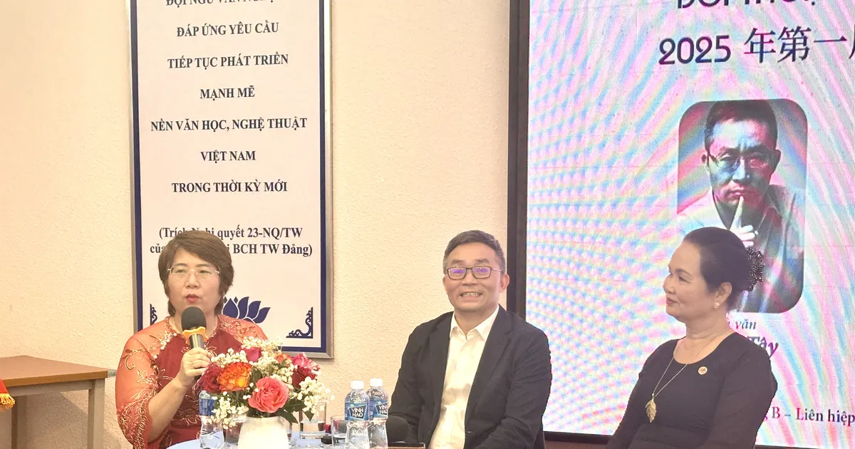 Nhà văn Đông Tây: “Hãy viết thật tốt và cùng chia sẻ với nhau”