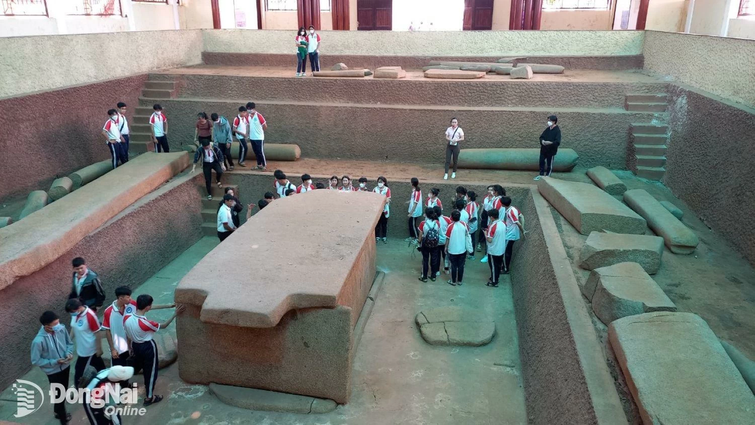 同省の学生がロンカン市の特別国家遺跡ハンゴン巨石墓を訪問