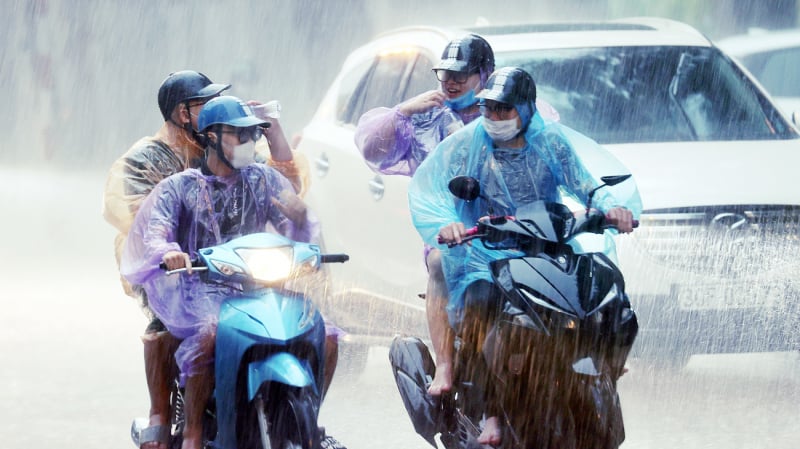 ផ្គរ​រន្ទះ​នៅ​ទូទាំងប្រទេស​ពេល​ល្ងាច ភ្លៀង​ធ្លាក់​ខ្លាំង​នៅ​កន្លែង​ខ្លះ​-0