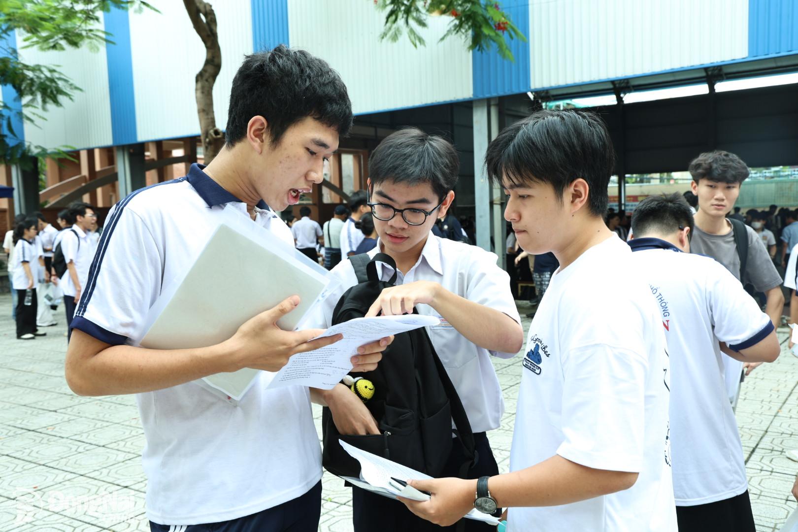 Candidates discuss exam questions after the final exam with elective subjects. Photo: Cong Nghia