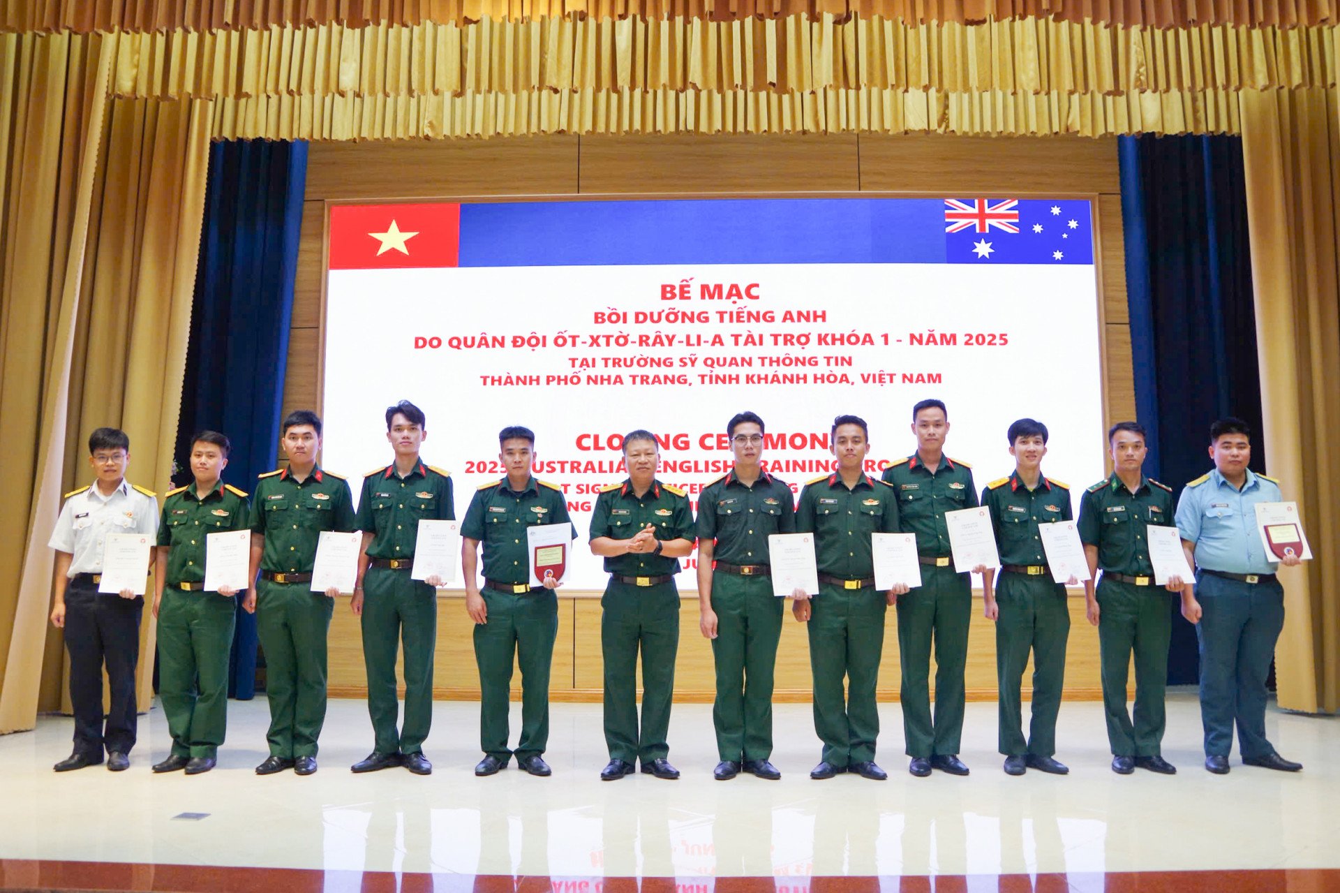 Đại tá, Tiến sĩ Trần Văn Thuận - Giám đốc Trung tâm CNTT&NN trao chứng nhận cho học viên.